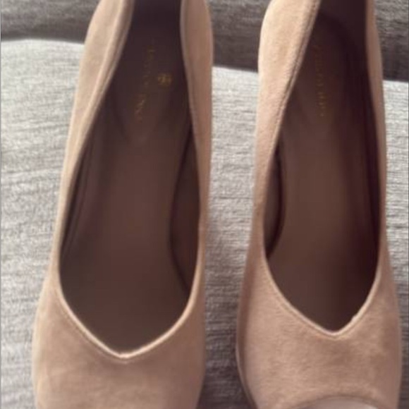 Bandolino Suede Heels Classic Peep-Toe Design - Picture 2 of 6